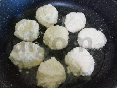 Sūrio pyragėliai su manų kruopomis augaliniame aliejuje Žingsnis 1