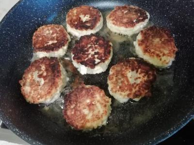 Sūrio pyragėliai su manų kruopomis augaliniame aliejuje Žingsnis 2