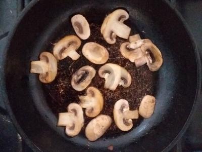 Tortilijų pica su grybais, dešra, pomidorais ir sūriu Žingsnis 2