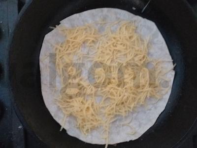 Tortilijų pica su grybais, dešra, pomidorais ir sūriu Žingsnis 3