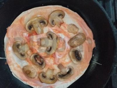Tortilijų pica su grybais, dešra, pomidorais ir sūriu Žingsnis 4