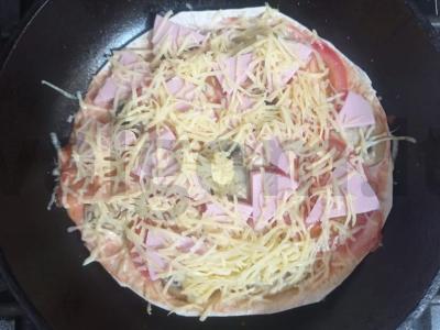 Tortilijų pica su grybais, dešra, pomidorais ir sūriu Žingsnis 6