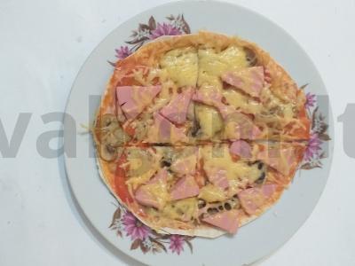 Tortilijų pica su grybais, dešra, pomidorais ir sūriu pagrindine nuotrauka
