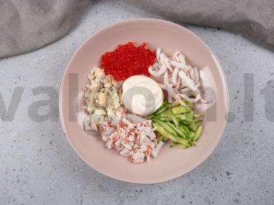 Salotos "Caro džiaugsmas" su kalmarais ir krabų lazdelėmis Žingsnis 4