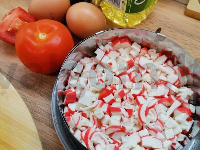 Salotos su krabų lazdelėmis ir rūkyta paprika Žingsnis 1