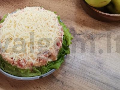 Salotos su krabų lazdelėmis ir rūkyta paprika pagrindine nuotrauka