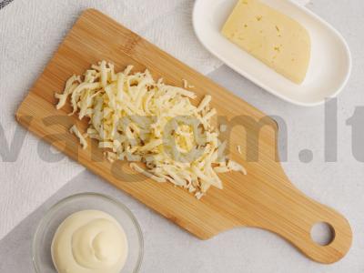 Sluoksniuotos salotos su sūriu ir mandarinais Žingsnis 1