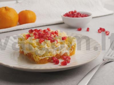 Sluoksniuotos salotos su sūriu ir mandarinais pagrindine nuotrauka