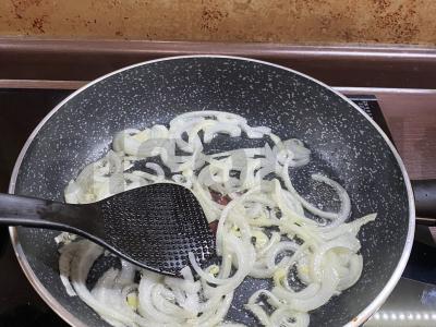 Kalmarų salotos su kiaušiniais ir agurkais Žingsnis 4