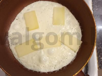 Čederio sūrio omletas Žingsnis 1