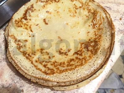 Minkšti blynai ant pieno pagrindine nuotrauka