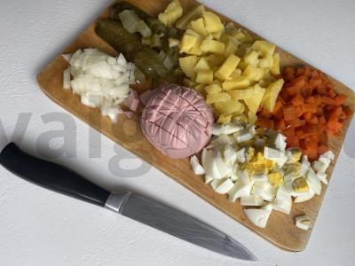 "Olivier" salotos su gydytojo dešra ir marinuotais agurkais Žingsnis 3