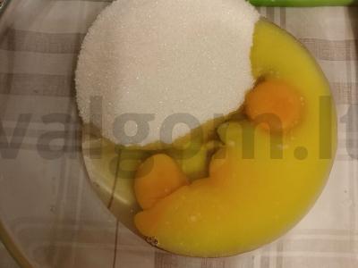 Morkų pyragas su prieskoniais, sultenėmis ir graikiniais riešutais Žingsnis 1