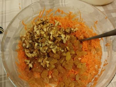 Morkų pyragas su prieskoniais, sultenėmis ir graikiniais riešutais Žingsnis 4