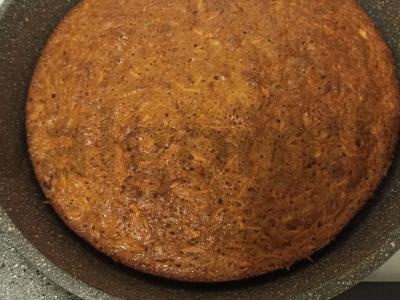 Morkų pyragas su prieskoniais, sultenėmis ir graikiniais riešutais pagrindine nuotrauka