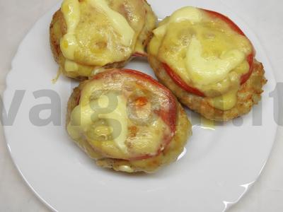 Kepti kotletai su pomidorais pagrindine nuotrauka