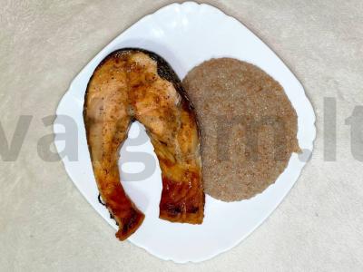 Kepta lašiša su quinoa pagrindine nuotrauka