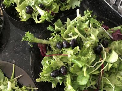 Salotos su vištienos kepenėlėmis, vynuogėmis ir medumi Žingsnis 4