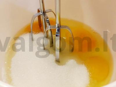 Šventiniai cappacakes su cukruotais vaisiais ir švelnaus sviestinio kremo kepurėle Žingsnis 1