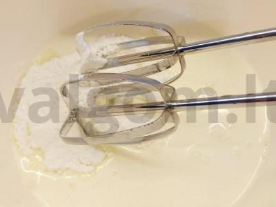 Šventiniai cappacakes su cukruotais vaisiais ir švelnaus sviestinio kremo kepurėle Žingsnis 3