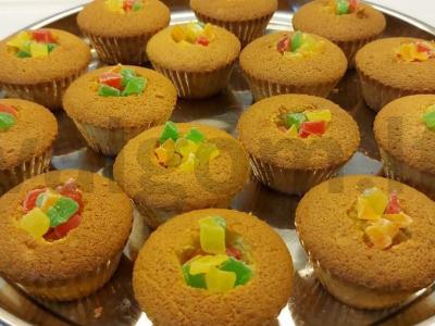 Šventiniai cappacakes su cukruotais vaisiais ir švelnaus sviestinio kremo kepurėle Žingsnis 4