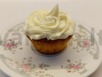 Šventiniai cappacakes su cukruotais vaisiais ir švelnaus sviestinio kremo kepurėle pagrindine nuotrauka