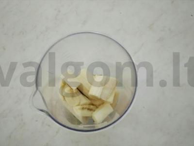 Avižų ir vaisių kokteilis su šaldytomis uogomis Žingsnis 1