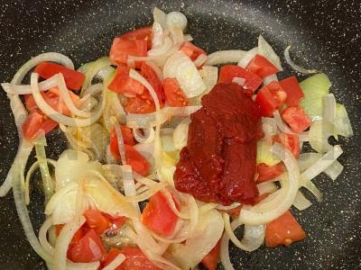 Troškinti vištienos blauzdelės su graikiniais riešutais Žingsnis 1