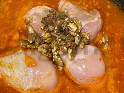 Troškinti vištienos blauzdelės su graikiniais riešutais Žingsnis 3