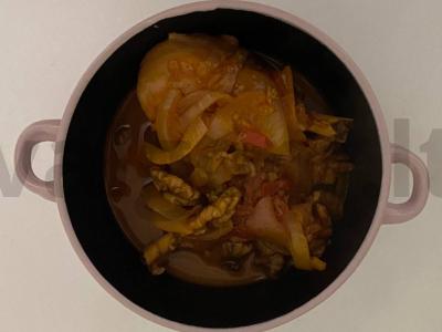 Troškinti vištienos blauzdelės su graikiniais riešutais pagrindine nuotrauka