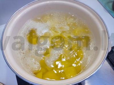 Bulvės su svogūnų padažu Žingsnis 1