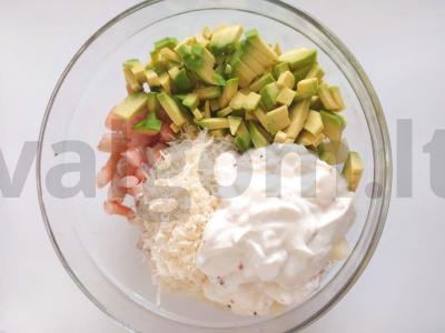 Delikatesinės krevečių, ananasų, avokadų ir parmezano salotos su jogurto padažu Žingsnis 2