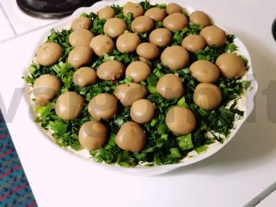 Salotos "Mushroom Glade" su vištienos filė pagrindine nuotrauka