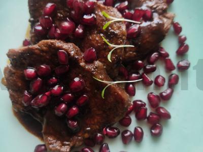 Jautienos nugarinė granatų padaže pagrindine nuotrauka