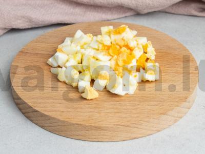 Salotos su žuvies konservais, kiaušiniais, šviežiais agurkais ir bulvėmis Žingsnis 1