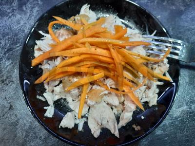 Vištienos salotos su korėjietiškomis morkomis Žingsnis 2