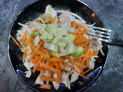 Vištienos salotos su korėjietiškomis morkomis Žingsnis 3