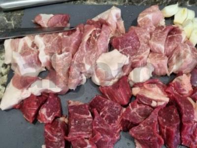 Kaimiško stiliaus troškinys su mėsa, sūriu ir žolelėmis Žingsnis 1