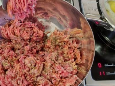 Kaimiško stiliaus troškinys su mėsa, sūriu ir žolelėmis Žingsnis 2