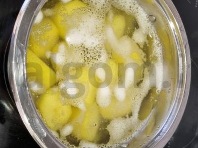 Kaimiško stiliaus troškinys su mėsa, sūriu ir žolelėmis Žingsnis 3