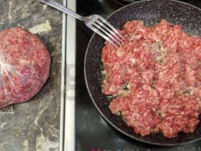 Kaimiško stiliaus troškinys su mėsa, sūriu ir žolelėmis Žingsnis 4