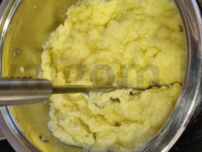 Kaimiško stiliaus troškinys su mėsa, sūriu ir žolelėmis Žingsnis 6