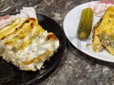 Kaimiško stiliaus troškinys su mėsa, sūriu ir žolelėmis pagrindine nuotrauka