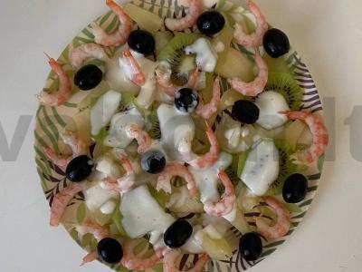 Vaisių ir krevečių salotos su kefyro ir majonezo padažu pagrindine nuotrauka