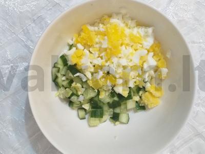 Konservuotos rausvosios lašišos salotos Žingsnis 3