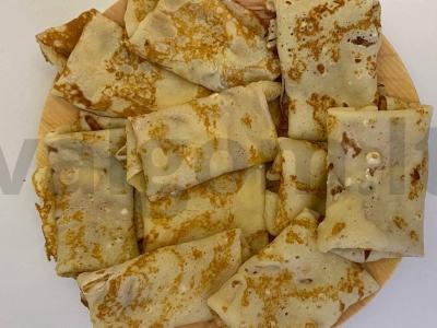 Ploni blyneliai su kefyru ir kondensuotu pienu pagrindine nuotrauka