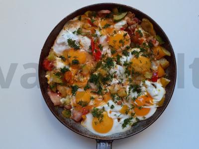 Cukinijos su pikantiška šonine pagrindine nuotrauka