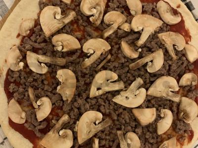 Greita naminė pica su malta mėsa, grybais ir žolelėmis Žingsnis 5