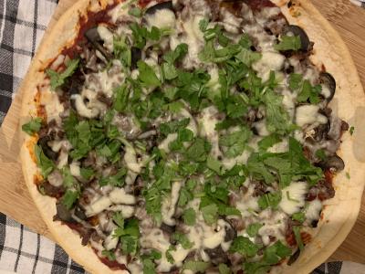 Greita naminė pica su malta mėsa, grybais ir žolelėmis pagrindine nuotrauka