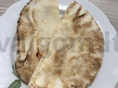 Įdaryta pita pusryčiams pagrindine nuotrauka